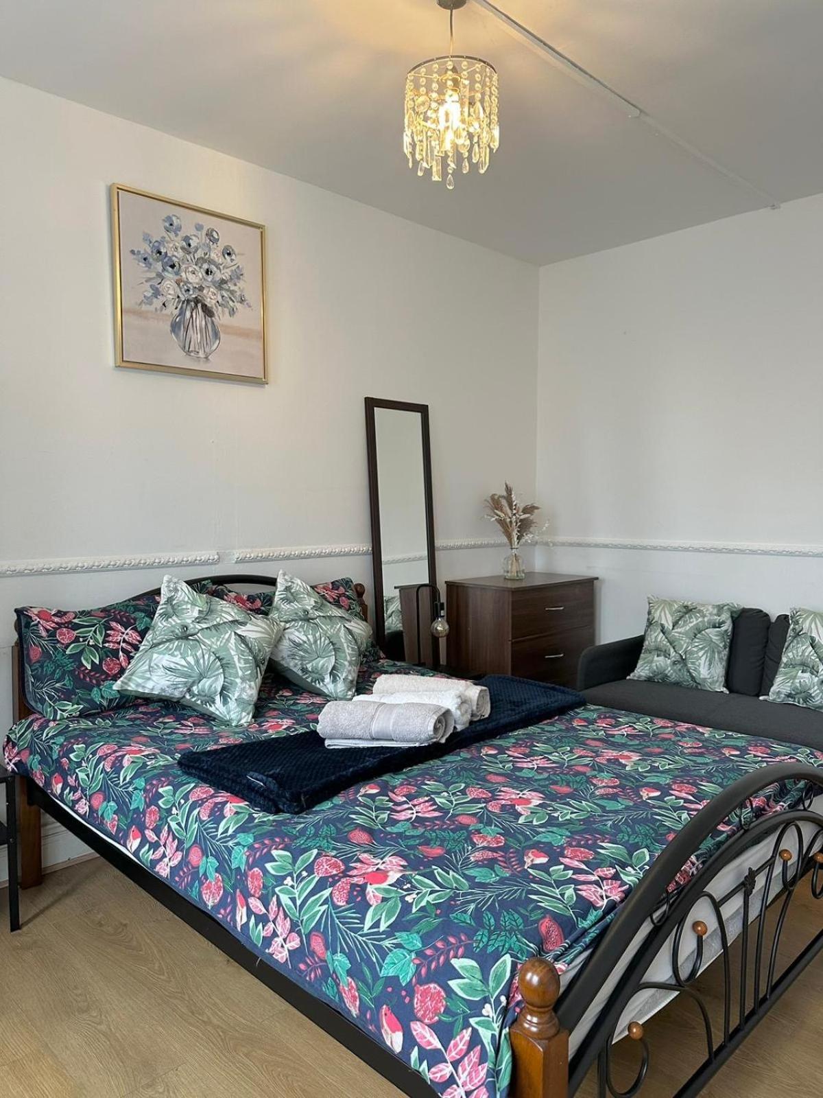 2 Bedroom Flat, 2 Minutes Walk To Bethnalgreen Station, Central ลอนดอน ภายนอก รูปภาพ