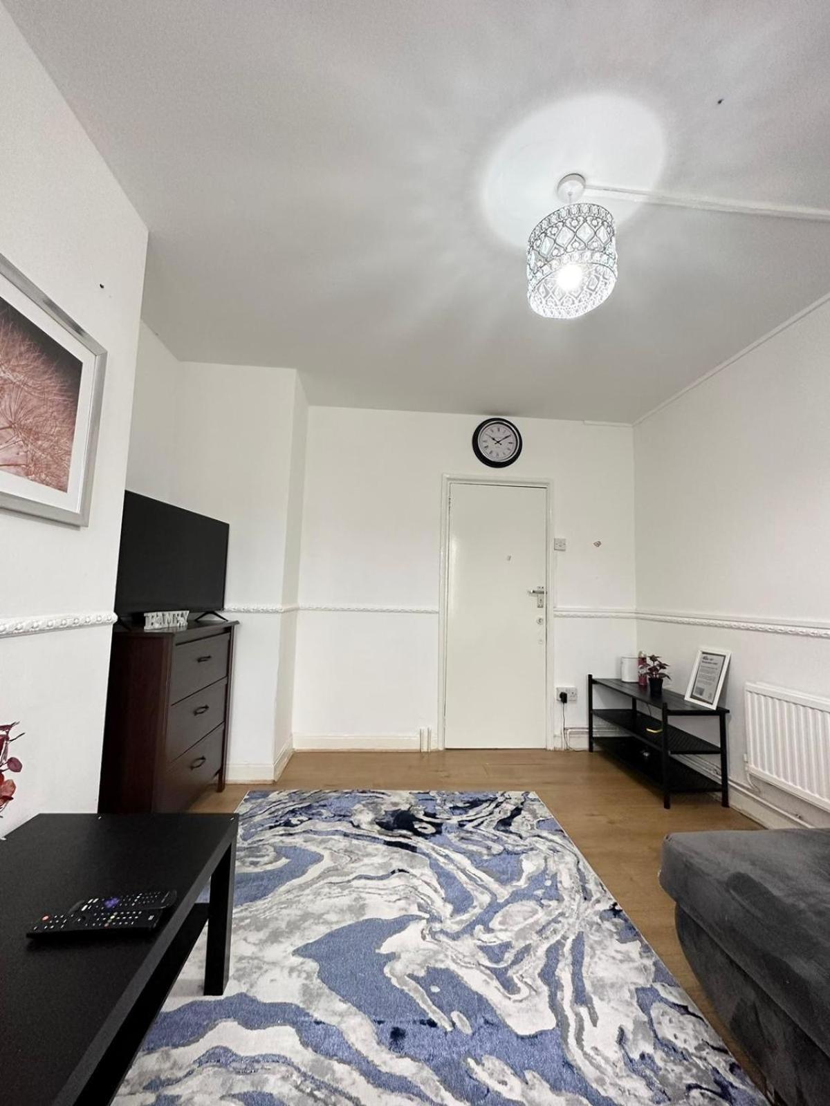 2 Bedroom Flat, 2 Minutes Walk To Bethnalgreen Station, Central ลอนดอน ภายนอก รูปภาพ