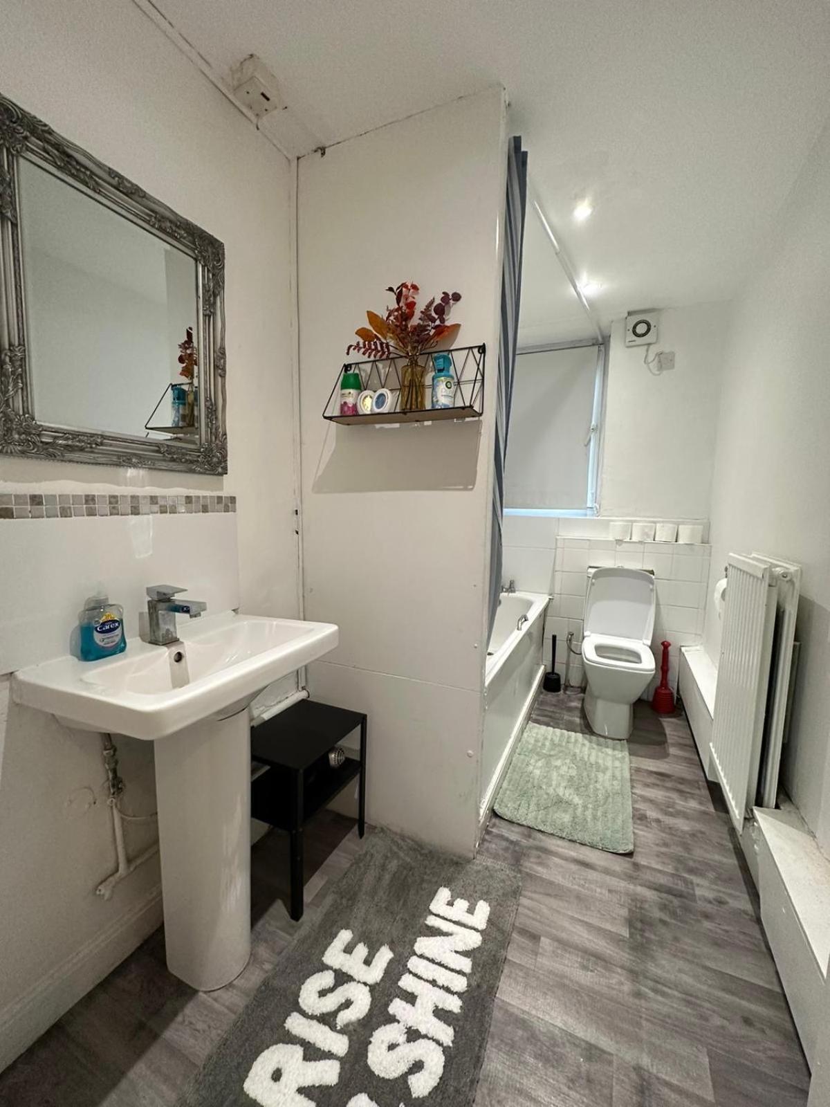 2 Bedroom Flat, 2 Minutes Walk To Bethnalgreen Station, Central ลอนดอน ภายนอก รูปภาพ