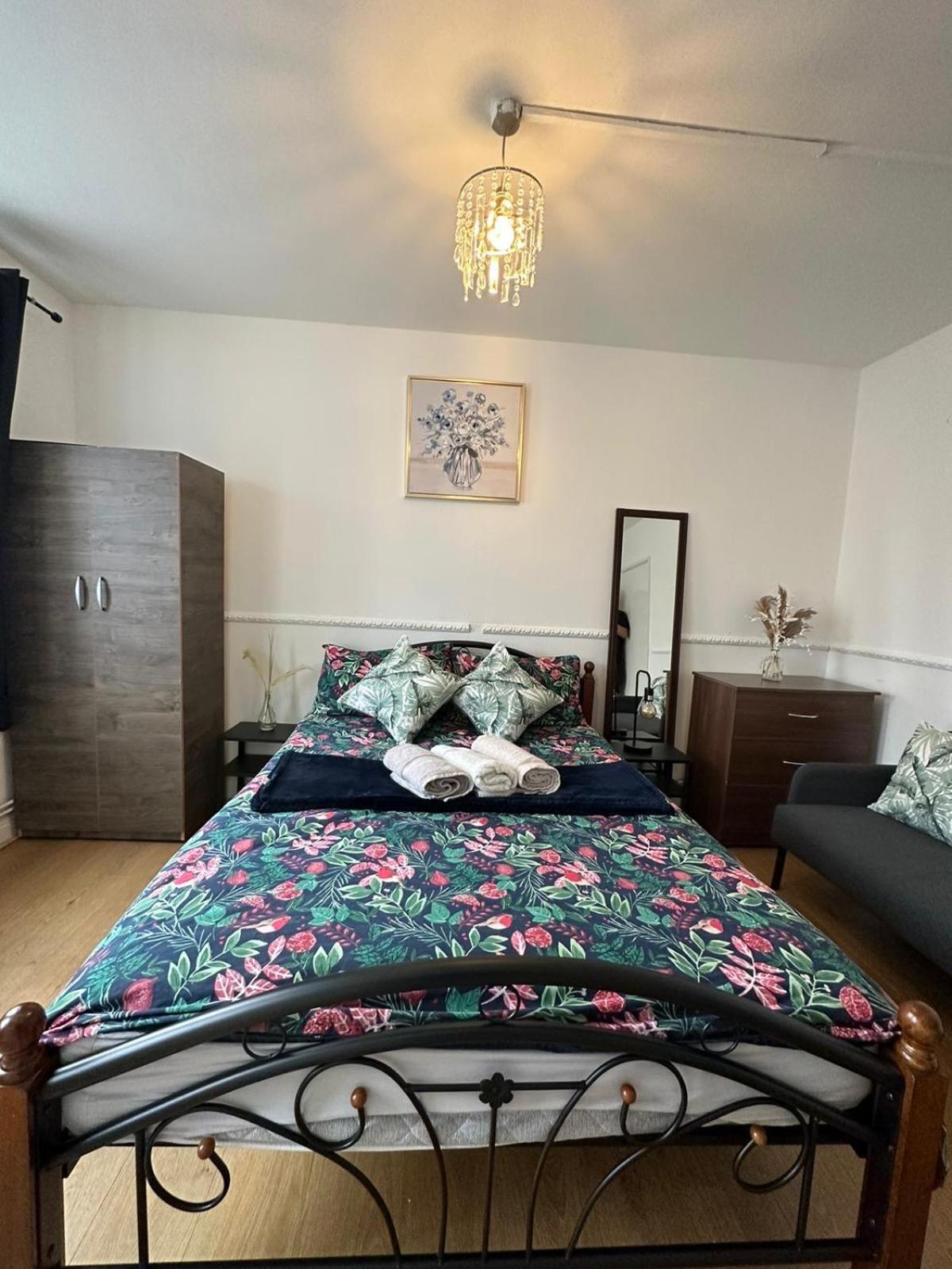 2 Bedroom Flat, 2 Minutes Walk To Bethnalgreen Station, Central ลอนดอน ภายนอก รูปภาพ
