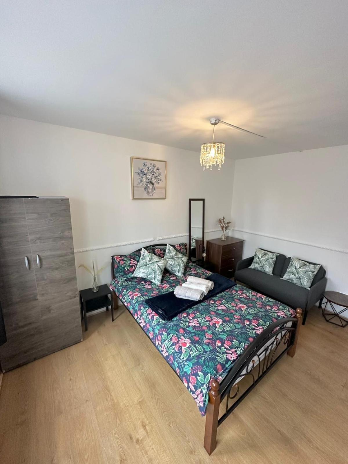 2 Bedroom Flat, 2 Minutes Walk To Bethnalgreen Station, Central ลอนดอน ภายนอก รูปภาพ