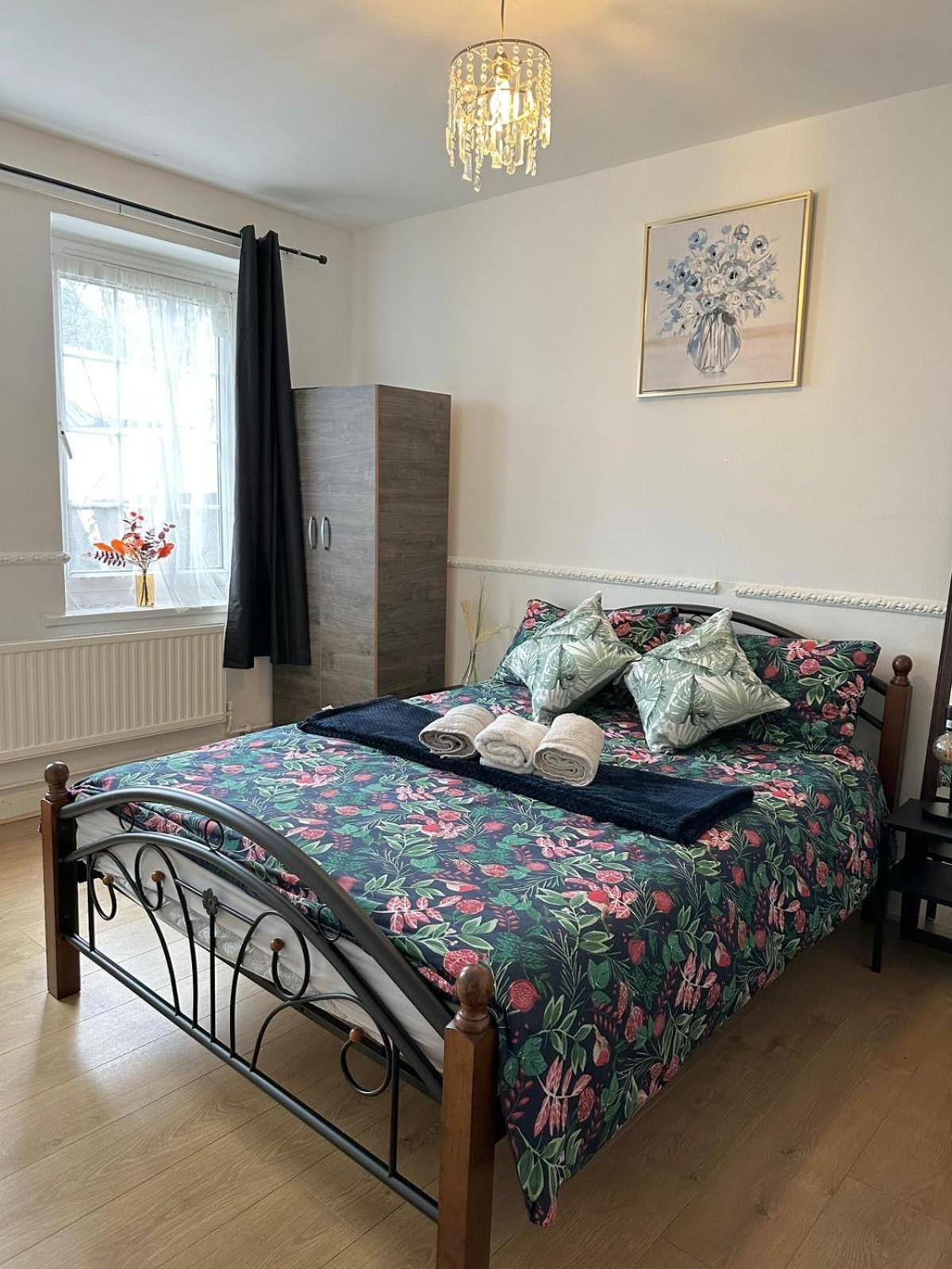 2 Bedroom Flat, 2 Minutes Walk To Bethnalgreen Station, Central ลอนดอน ภายนอก รูปภาพ