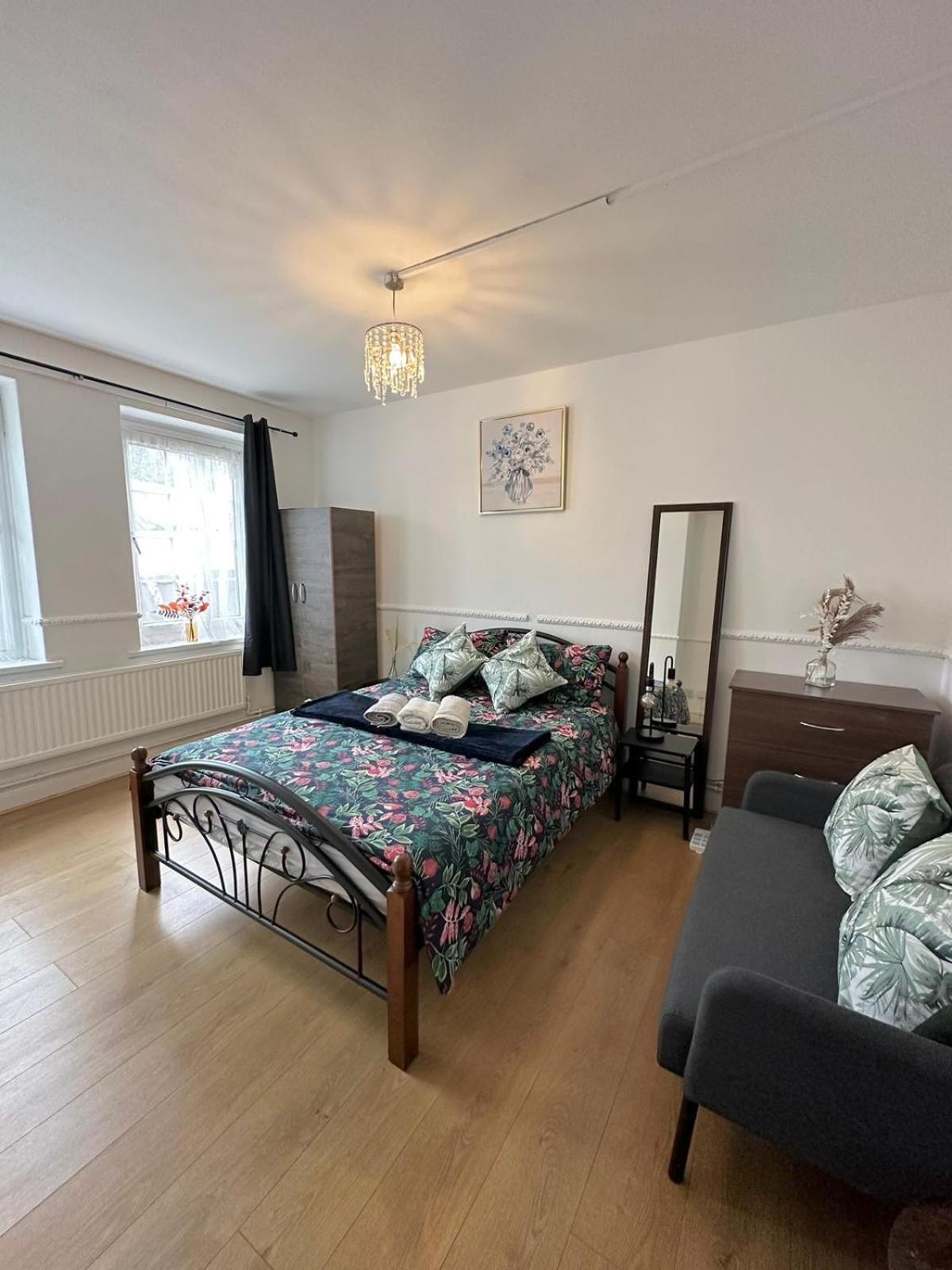 2 Bedroom Flat, 2 Minutes Walk To Bethnalgreen Station, Central ลอนดอน ภายนอก รูปภาพ