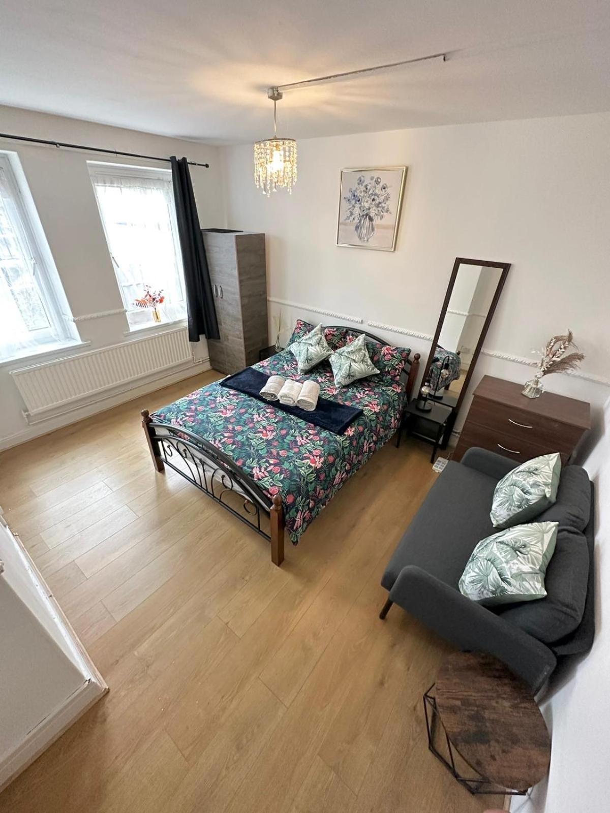 2 Bedroom Flat, 2 Minutes Walk To Bethnalgreen Station, Central ลอนดอน ภายนอก รูปภาพ